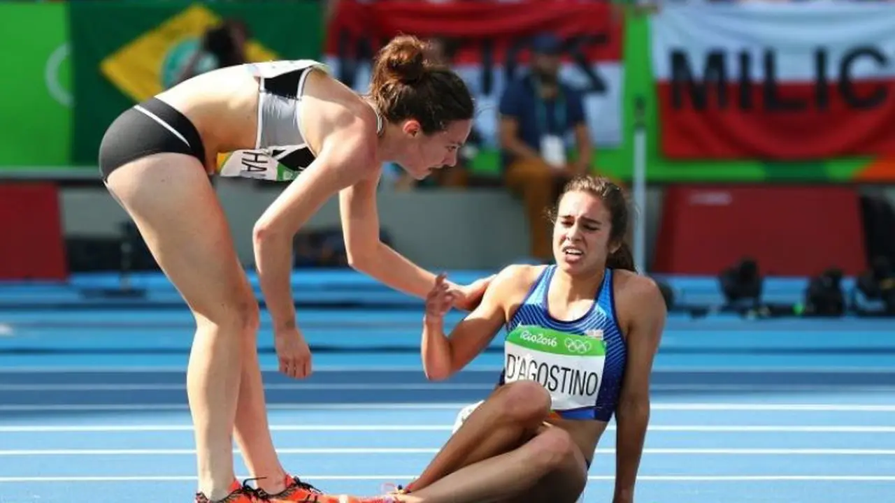 Atlet lari jatuh. Foto: Ian Walton/Getty Images