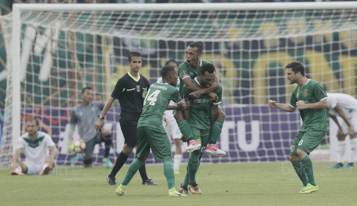 Pemain Persebaya merayakan gol yang dicetak oleh Nelson Alom ke gawang PSMS pada laga perempat final Piala Presiden di Stadion Manahan, Solo, Sabtu, (3/2/2018). PSMS menang adu penalti atas Persebaya dengan skor 4-3. (Bola.com/M Iqbal Ichsan)