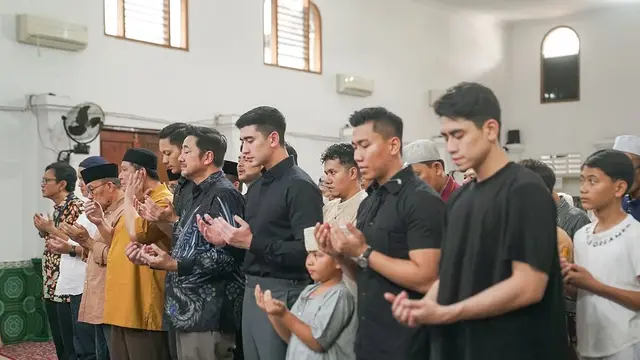 Nenek Meninggal di Usia 82 Tahun, Ini 6 Potret Verrell Bramasta Antar ke Peristirahatan Terakhir