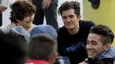 Duta UNICEF, Aktor Orlando Bloom tersenyum ketika mengunjungi kamp transit migran di Gevgelija, Makedonia, di mana migran berkumpul setelah memasuki negara itu dengan menyeberangi perbatasan dengan Yunani, 29 September 2015. (REUTERS/Ognen Teofilovski)