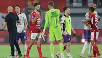 Penyerang Bali United Jens Raven menghampiri rekan setimnya Mike Hauptmeijer usai pertandingan menghadapi Persik Kediri. (Alit Binawan/Bola.com)