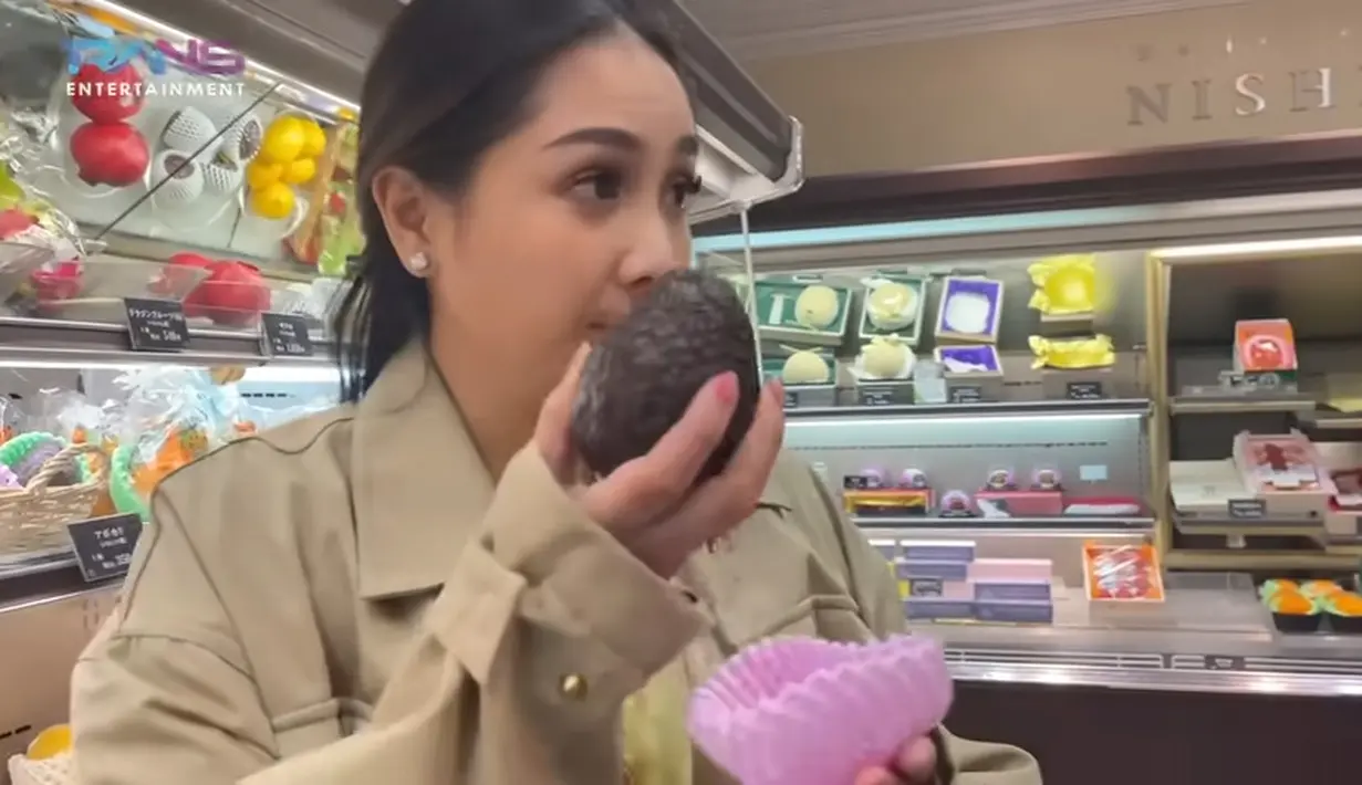 Selain itu, Nagita Slavina juga masih mencari alpukat untuk putranya Cipung. Satu biji alpukat seperti yang dipegang Nagita seharga Rp 40 ribu. [Youtube/Rans Entertainment]