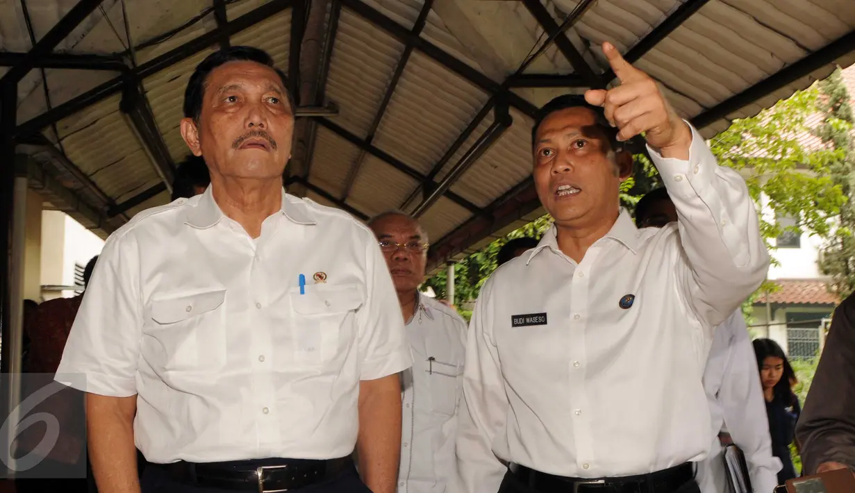 Kepala BNN Budi Waseso (kanan) mengajak Menkopolhukam Luhut Binsar Pandjaitan untuk melihat fasilitas yang dimiliki BNN, Jakarta, Kamis (10/3/2016). Luhut menilai, fasilitas lembaga BNN cukup memprihatinkan. (Liputan6.com/Helmi Afandi)