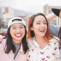 Pertemanan tiga orang perempuan (Foto Dok: Freepik/ disobeyart).