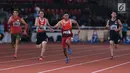 Atlet para-atletik Indonesia, Sapto Yogo Purnomo (ketiga kiri) saat laga lari nomor 100 meter T37 pria yang  digelar di Stadion GBK, Jakarta, Selasa (9/10). Ini menjadi medali emas kedua Sapto di Asian Para Games 2018. (Liputan6.com/Helmi Fithriansyah)