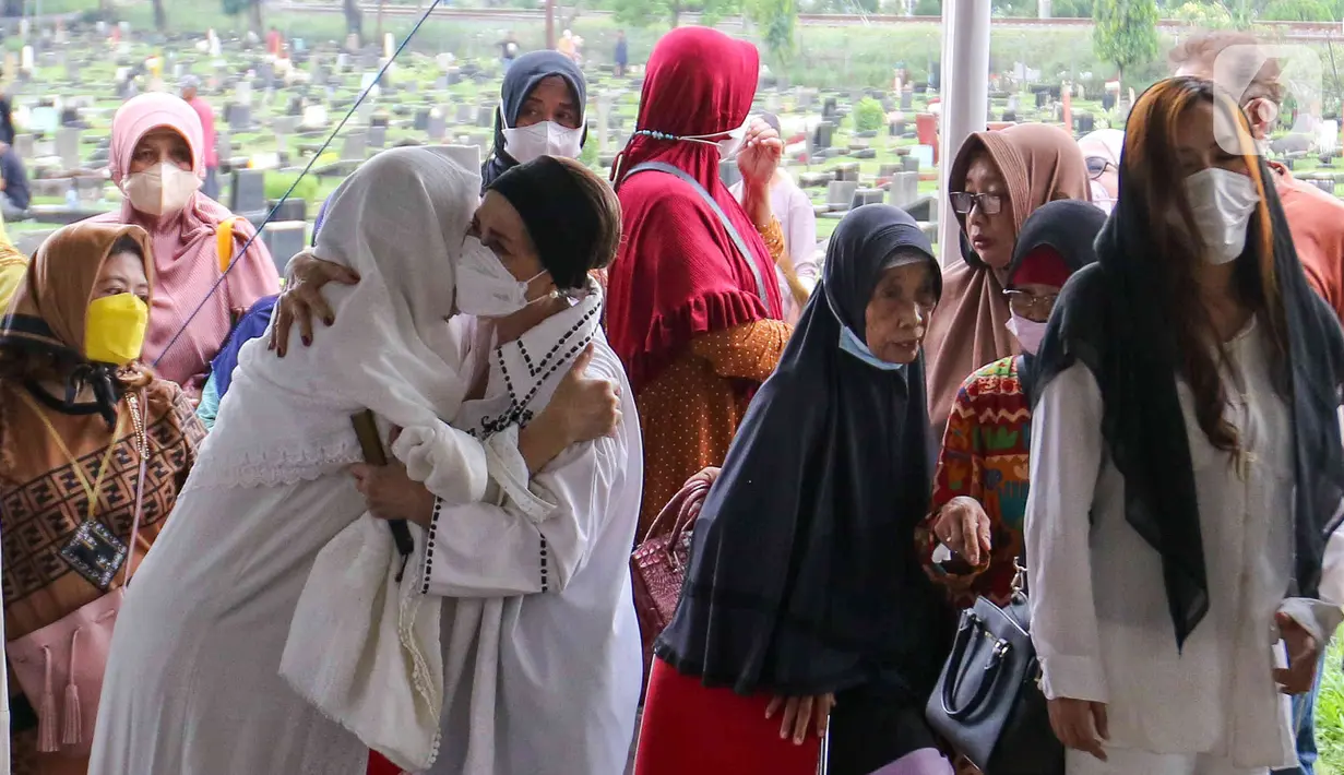 <p>Keluarga dan kerabat saat prosesi pemakaman aktris senior Mieke Wijaya di TPU Tanah Kusir, Jakarta, Rabu (4/5/2022). Mieke Wijaya meninggal dunia pada Selasa, 3 Mei 2022 di Jakarta. Ia meninggal dunia pada usia 82 tahun. (Liputan6.com/Herman Zakharia)</p>
