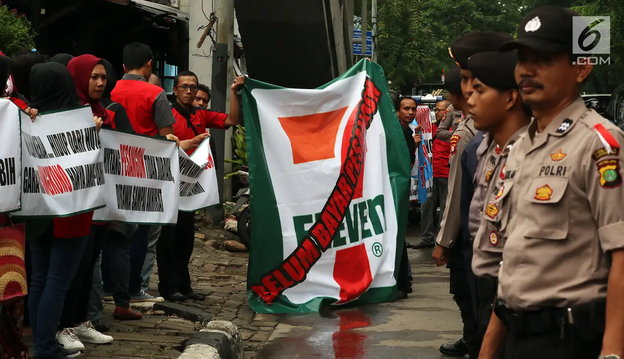 Polisi berjaga saat demo karyawan Eks 7-Eleven di depan Kantor Pengusaha Sungkono Honoris, Jakarta, Rabu (9/1). Mereka menuntut pembayaran uang pesangon yang sampai saat ini belum mereka terima semenjak 7-Eleven tutup. (Liputan6.com/Johan Tallo)