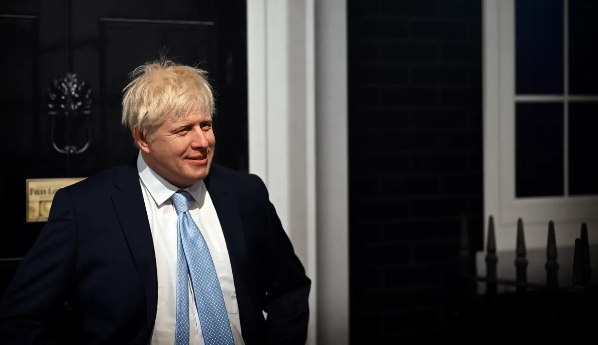 Patung lilin Perdana Menteri Inggris Boris Johnson saat sesi pemotretan untuk pembukaannya di Madame Tussauds di Blackpool, Selasa (22/3/2022). Ini kedua kalinya mantan Wali Kota London diabadikan dalam lilin di Madame Tussauds setelah sosok pelantikannya diresmikan pada tahun 2009. (Paul ELLIS/AFP)