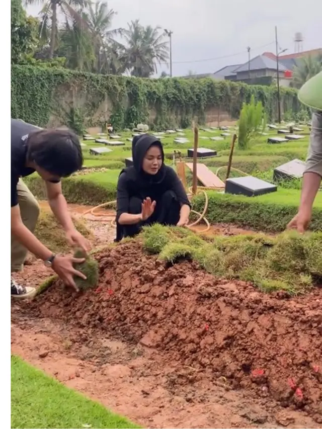 6 Potret Karina Ranau dan Anak-anak Bangun Makam Epy Kusnandar, Dipasangi Rumput