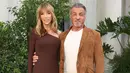 <p>Sylvester Stallone (kanan) bersama istrinya Jennifer Flavin menghadiri Ralph Lauren SS23 Runway Show di The Huntington Library, Art Collections and Botanical Gardens, San Marino, California. Amerika Serikat, 13 Oktober 2022. Cinta bersemi saat Sylvester Stallone tiba bersama Jennifer Flavin untuk menghadiri Ralph Lauren SS23 Runway Show. (Amy Sussman/Getty Images/AFP)</p>