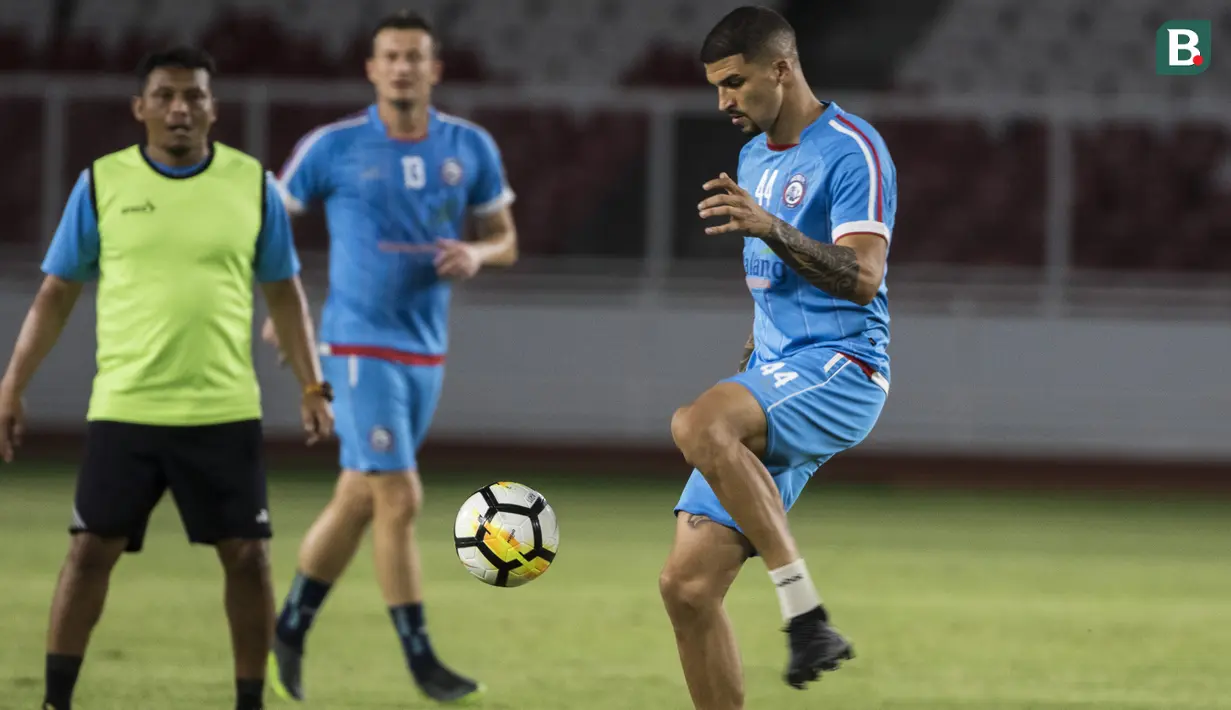 Pemain Arema FC, Arthur Cunha, mengontrol bola saat latihan di SUGBK, Jakarta, Jumat (30/3/2018). Latihan ini persiapan jelang laga Liga 1 melawan Persija Jakarta. (Bola.com/Vitalis Yogi Trisna)