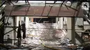Kondisi gedung Hailai yang terbakar di kawasan Ancol, Jakarta Utara, Selasa (5/11/2019). Sebanyak 20 unit mobil damkar dikerahkan untuk memadamkan api yang membakar gedung Hailai pada Senin (4/11/2019) malam tersebut. (Liputana6.com/Faizal Fanani)