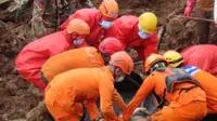 Tim Pencarian dan Penyelamatan (SAR) menemukan dua jasad korban longsor di Desa Cihanjuang, Kecamatan Cimanggung, Kabupaten Sumedang, Rabu (13/1/2021). (Foto: Dok. Basarnas)