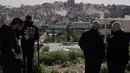 Untuk diketahui, Nur Shams didirikan ketika ratusan ribu warga Palestina mengungsi setelah berdirinya Israel pada tahun 1948. Sejak saat itu, kamp-kamp ini telah menjadi lingkungan padat penduduk, dengan para penghuninya mewariskan status pengungsi mereka dari generasi ke generasi. Tampak dalam foto, warga menyaksikan buldoser tentara Israel merobohkan rumah-rumah di kamp pengungsi perkotaan Palestina Nur Shams, dekat kota Tulkarem di Tepi Barat, Rabu 31 Desember 2025. (AP Photo/Majdi Mohammed)