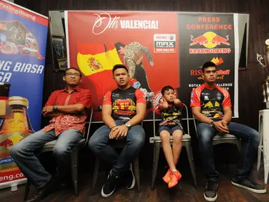 Jelang keberangkatan ke Valencia, Pegokart Indonesia, Senna Noor (kedua dari kiri) mengadakan sesi jumpa pers di Jakarta (20/11/2014). (Liputan6.com/Helmi Fithriansyah)