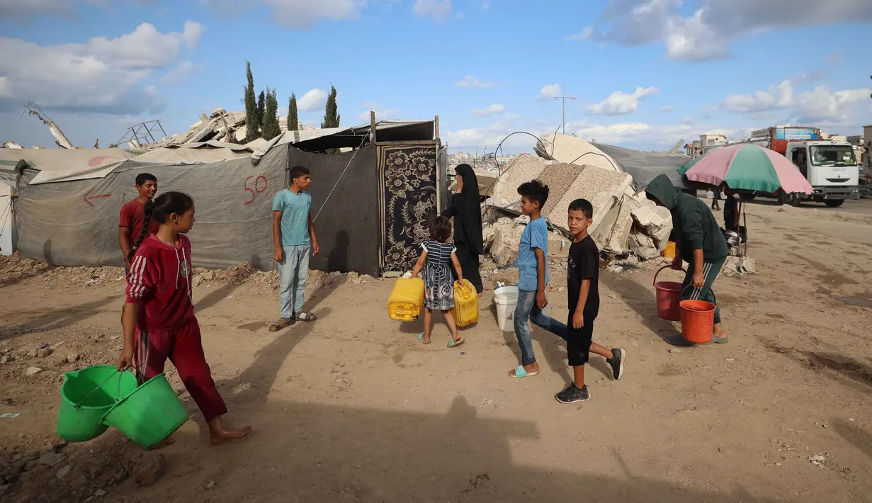 Krisis air bersih terus menghantui pengungsi di kamp Bureij di Jalur Gaza tengah pada 6 Oktober 2025. (Eyad BABA/AFP)