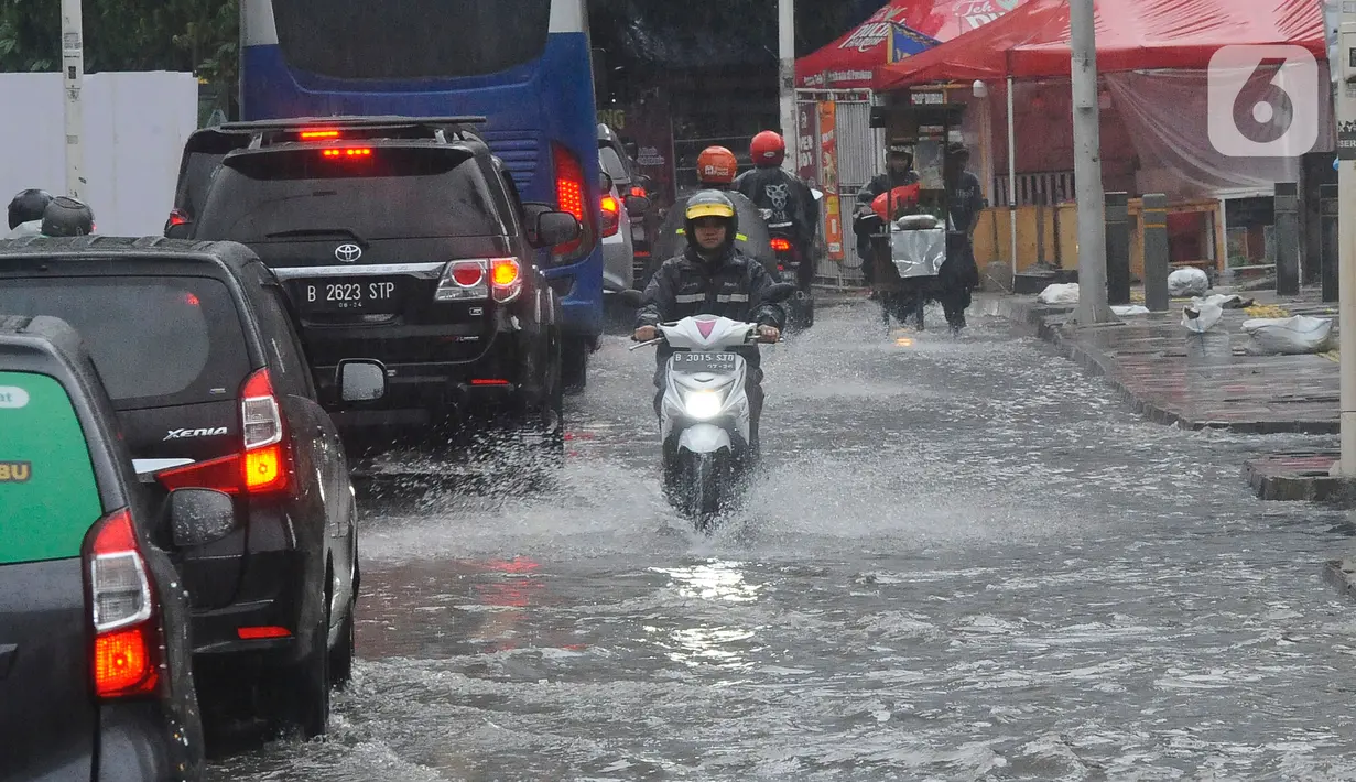 Banjir yang merendam Jalan Kemang Raya ini menyebabkan lalu lintas tersendat. (merdeka.com/Arie Basuki)