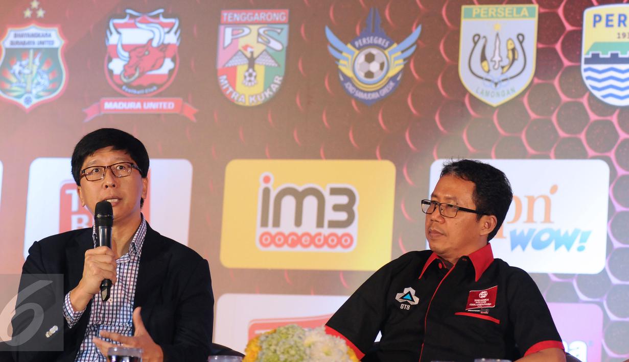 COO Emtek Grup, Sutanto Hartono (kiri) menjawab pertanyaan saat peluncuran Torabika Soccer Championship 2016 di Hotel Mulia, Jakarta, Senin (18/4/2016). TSC diikuti 18 klub sepakbola professional se-Indonesia. (Liputan6.com/Helmi Fithriansyah)