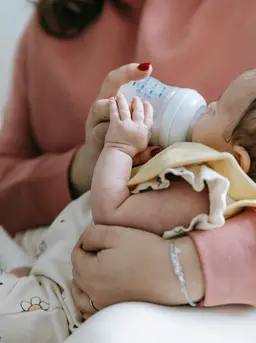Bayi Menyusu Menggunakan Botol./copyright pexels/Sarah Chai