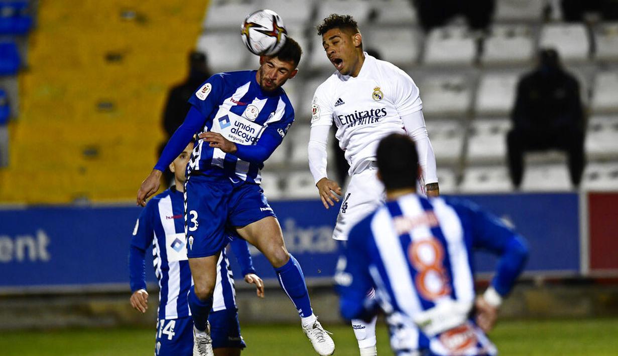 Pemain Real Madrid, Mariano Diaz, duel udara dengan pemain Alcoyano, Jose Solbes, pada laga Copa del Rey di Stadion El Collao, Rabu (20/1/2021). Real Madrid takluk dengan skor 2-1. (AP/Jose Breton)