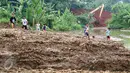 Anak-anak tampak ceria bermain di gundukan tanah pembangunan Waduk Brigif, Jagakarsa, Jakarta Selatan, Jumat (29/1/2016). Pemerintah DKI  menyebut jumlah ruang publik terpadu ramah anak di Ibu Kota belum memenuhi angka ideal.(Liputan6.com/Yoppy Renato)