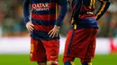 Duo Penyerang Barcelona Lionel Messi (kiri) dan Neymar saat akan melakukan tendangan bebas di stadion Santiago Bernabeu, Spanyol, (22/11). ). Barcelona mengalahkan Real Madrid dengan skor 4-0. (Reuters/Stringer)