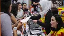 Pekerja melayani pengunjung yang memadati gerai perjalanan wisata dalam acara Astindo Travel Fair 2019 di JCC Senayan, Jakarta, Jumat (22/2). Astindo Travel Fair 2019 digelar pada 22 hingga 24 Februari 2019. (Liputan6.com/Faizal Fanani)