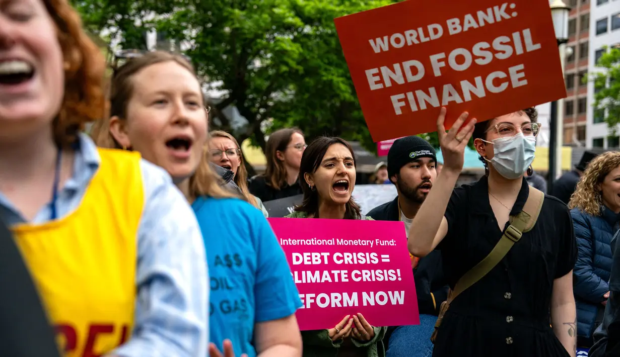 Aksi unjuk rasa tersebut dilakukan para aktivis dari Glasgow Actions Team dan kelompok lainnya. (Kent Nishimura/Getty Images North America/Getty Images via AFP)