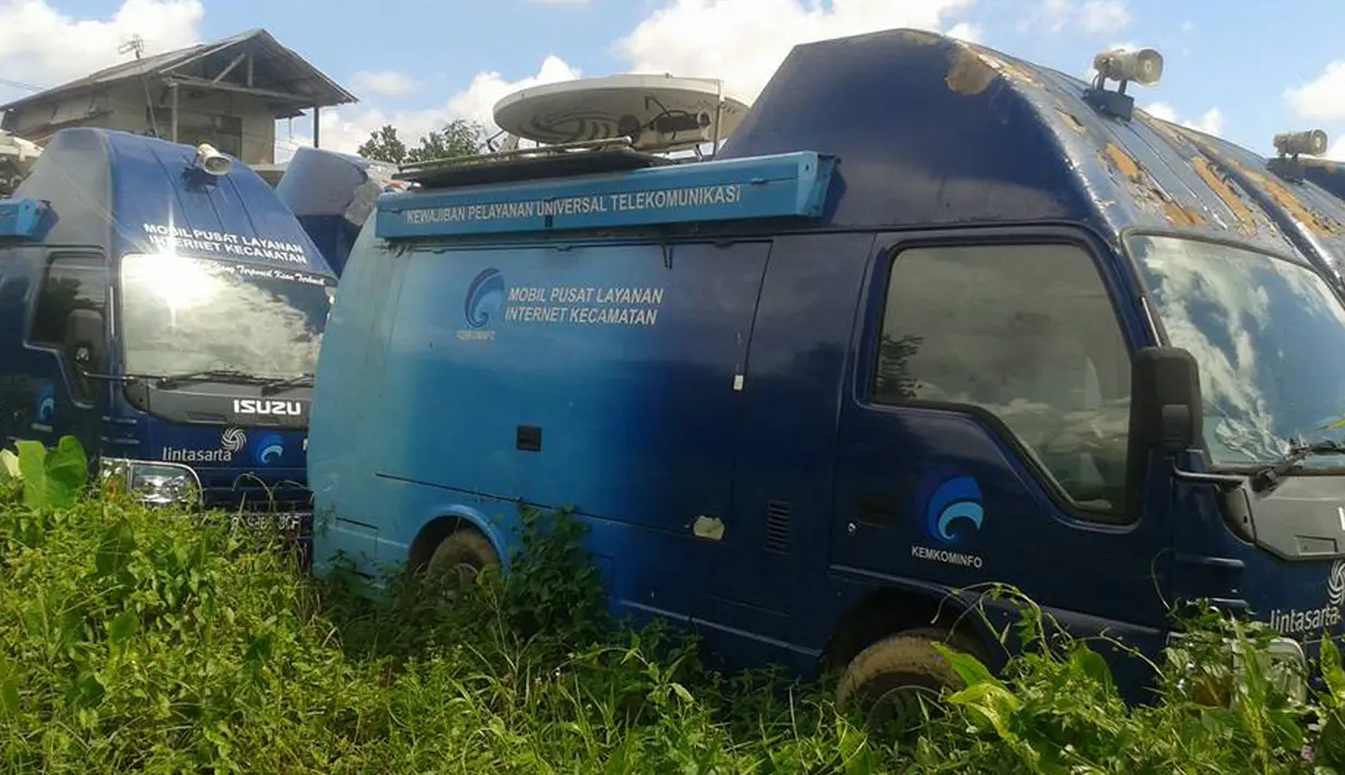 Penampakan Mobil Pusat Internet Kecamatan (MPLIK) yang diparkir di atas lahan di Jalan Usaha Bersama, Kalbar, Jumat (20/5). Belum ada keterangan lebih lanjut dari pemerintah setempat soal terlantarnya puluhan mobil internet ini (facebook.com/Nazier Fariz)