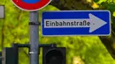 Sebuah lampu hijau untuk pejalan kaki bergambar karakter filsuf Jerman Karl Marx di Trier, Jerman (3/5). Di kota Trier, Karl Marx menghabiskan 17 tahun hidupnya di kota kecil yang membentang di tepi sungai Moselle. (AFP/Patrik Stollarz)