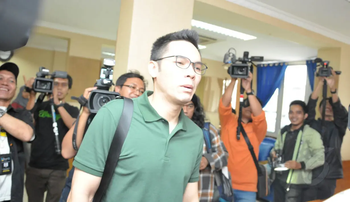 Ben yang mengenakan kaus berkerah warna hijau itu tiba di kantor KPAI sekitar pulkul 14.30. (Liputan6.com/Panji Diksana)