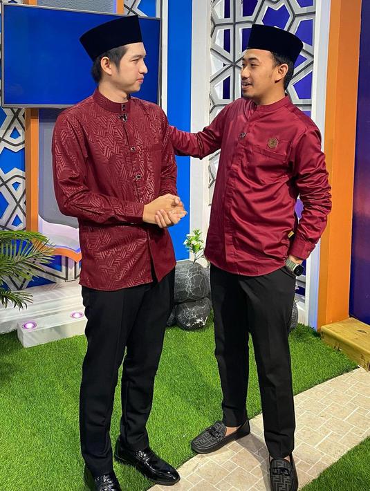 Bukan hanya konten kajiannya saja yang viral, tapi wajah rupawan dari sang ustaz juga bikin netizen terpukau. Banyak yang menyebut jika wajahnya mirip perpaduan antara aktor Korea Selatan, Song Joong Ki dan artis Nicky Tirta. Sikap baik yang ditunjukkan saat menjadi bintang tamu di sebuah acara tv pun tuai pujian. (Liputan6.com/IG/@kohdennislim)