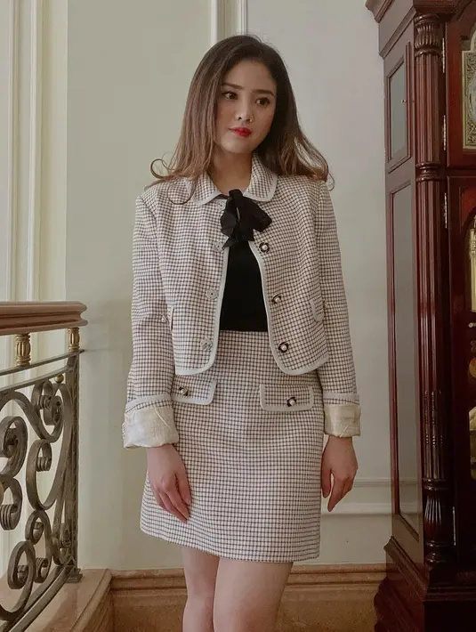 Valencia Tanoesoedibjo merupakan putri dari pengusaha, Hary Tanoesoedibjo dan Liliana Soedibjo. Ia tampil mengenakan two pieces bermotif geometris. Dengan blazer dan mini skirt senada. Detail pita pada bagian depan pakaian membuatnya tampil lebih feminim. @valenciatanoe