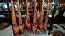 Penjual daging di Pasar Senen, Jakarta, sedang melayani pembeli, Selasa (18/11/2014). (Liputan6.com/Johan Tallo)
