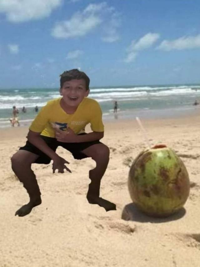 6 Editan Foto Orang di Pantai Ini Absurd Banget, Kelewat Ngawur
