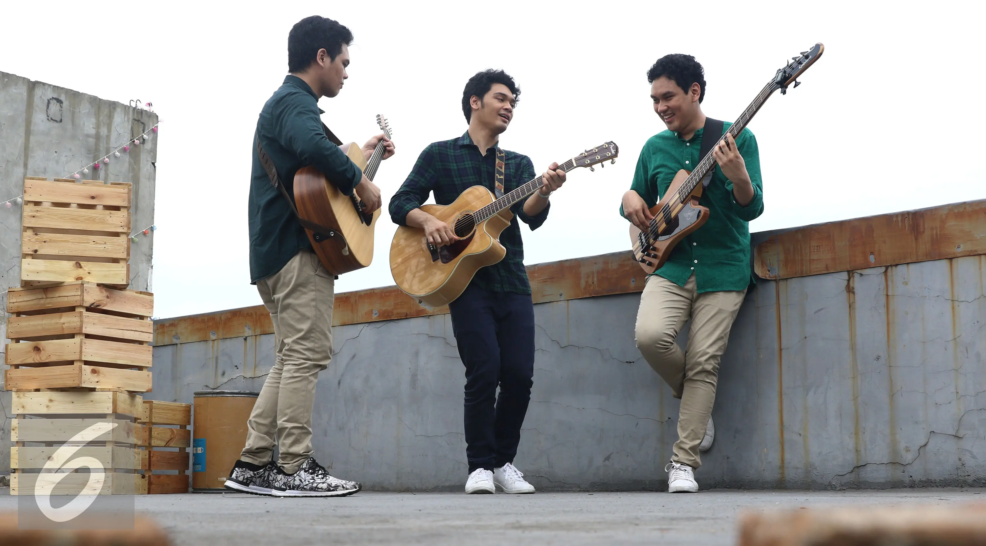 Grup Band The Overtunes berlatih jelang pembuatan video klip soundtrack 'Cek Toko Sebelah' di kawasan Cempaka Putih, Jakarta, Selasa (29/11). The Overtunes dan Grup Vocal GAC berkolaborasi dalam pembuatan video tersebut. (Liputan6.com/Herman Zakharia)