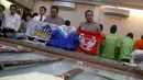 Petugas menunjukkan berbagai atribut geng motor dalam jumpa pers di Mapolda Metro Jaya, Jakarta, (29/8/14). (Liputan6.com/Faizal Fanani)