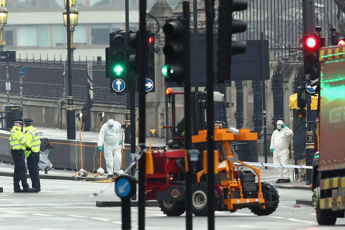 20170322-Tim Forensik Investigasi TKP Teror London-AP