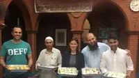 Nicola Dolan saat menghantarkan kue kepada pengunjung masjid di Dubai (Instagram/bakedownbarriers)