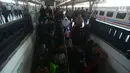 Penumpang menuruni eskalator saat tiba di Stasiun Senen, Jakarta, Senin (18/6). Belum terjadi lonjakan pemudik pada arus balik tiga hari setelah Lebaran. (Merdeka.com/Imam Buhori)