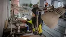 Pekerja menjahit pakaian yang diproduksi di salah satu industri konveksi rumahan di Kawasan Cipadu, Kota Tangerang, Banten, Selasa (9/1/2024). (Liputan6.com/Angga Yuniar)