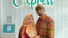 Roro Fitria Umumkan Kehamilan di Awal Ramadhan, Ini 7 Potretnya Bareng Suami (Sumber: Instagram/roro.fitria1989)