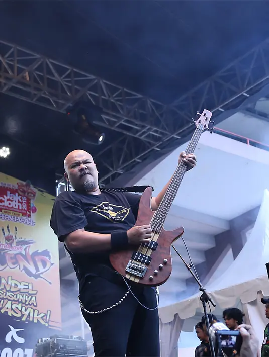 Aksi Bagus NTRL di ajang musik dan fesyen JakCloth, Senayan, Jakarta Pusat, Rabu (30/12/2015) (Andi Masela/Bintang.com)