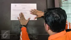 Kepala Dinas Kebersihan DKI Isnawa Adji menempelkan kertas penyegelan salah satu unit di asrama Dinas Kebersihan di Lenteng Agung, Jakarta, Jumat (30/9). Penyegelan sesuai dengan peraturan mengenai penempatan rumah dinas (Liputan6.com/Yoppy Renato)