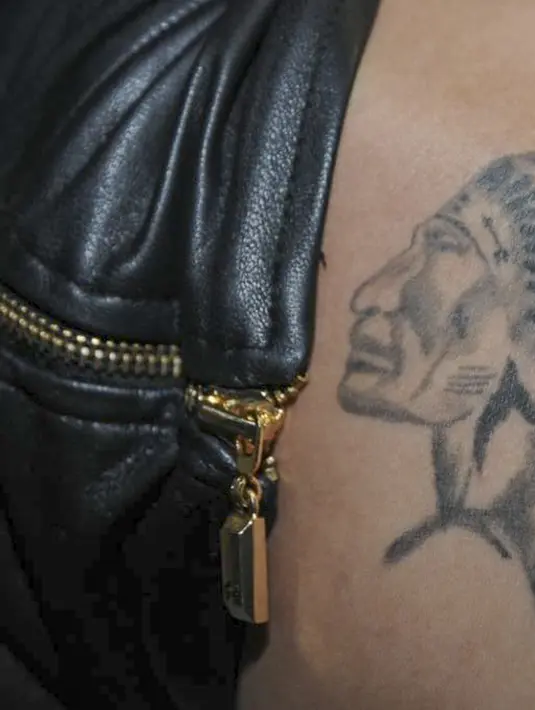 Mengapa tato Indian? Ternyata Indian merupakan maskot tim hoki Kanada tim kesayangan Justin dan kakeknya. (Bintang/EPA)