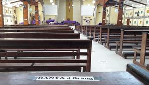 Tempat duduk di Gereja Kristus Terang Dunia Waena Kota Jayapura yang telah diatur untuk pencegahan covid-19. Sebelumnya satu deret tempat duduk ditempati 7-10 orang dan saat ini hanya diperuntukan 4 orang. (Liputan6.com/Katharina Janur)