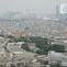 Lansekap gedung bertingkat serta pemukiman penduduk yang tertutup kabut terlihat di kawasan Jakarta, Senin (16/12/2019). Besarnya gas buang kendaraan serta minimnya RTH menyebabkan DKI Jakarta menjadi salah satu kota dengan kualitas udara terburuk di dunia. (Liputan6.com/Immanuel Antonius)