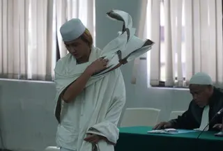 Terdakwa Bahar bin Smith dituntut hukuman enam tahun penjara oleh jaksa penuntut umum (JPU) Kejari Cibinong Bogor dalam persidangan yang digelar PN Bandung di Gedung Perpustakaan dan Arsip, Kamis (13/6/6/2019). (Liputan6.com/Huyogo Simbolon)