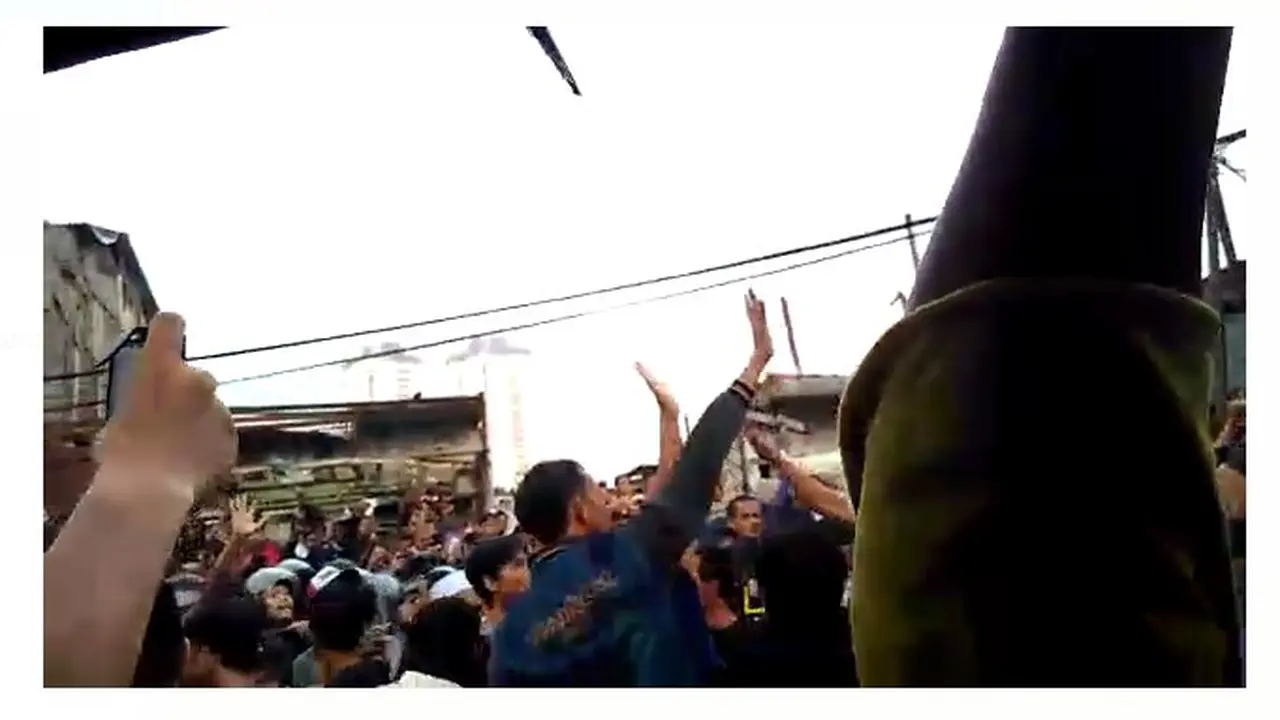 Pasar Ikan Memanas, Polwan Tarik Ibu-ibu dari Kerumunan Warga