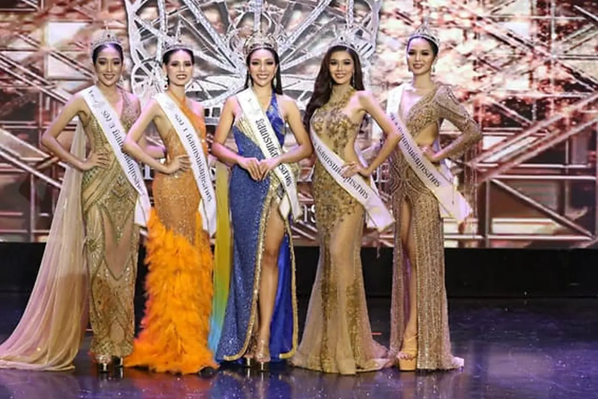 Para kontestan berpose selama kontes kecantikan Miss Grand Samut Sakhon di Bangkok pada 27 Juni 2021. (Foto: AFP/Miss Grand Thailand)